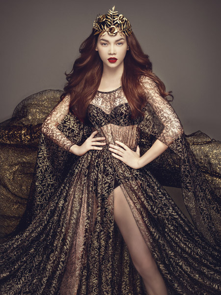 Với tấm ảnh bìa, Hồ Ngọc Hà mặc bộ đầm màu gold do Đỗ Mạnh Cường thiết kế. Chiếc vương miện được làm thủ công càng khiến nữ ca sĩ trông lộng lẫy như một nữ hoàng.