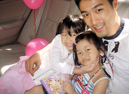 Johnny Trí Nguyễn và hai con