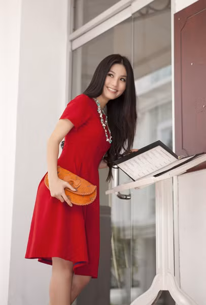 Trùng tên với đàn chị nổi tiếng, Diễm My 9x gây chú ý khi tham dự cuộc thi Hoa hậu Việt Nam 2010.