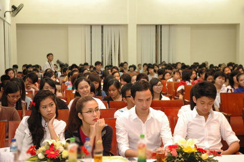 Tăng Thanh Hà và chồng, em chồng ở hàng ghế khách mời Tăng Thanh Hà và chồng, em chồng ở hàng ghế khách mời