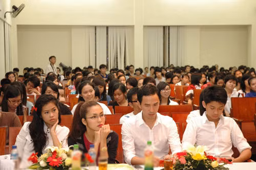 Tăng Thanh Hà và chồng, em chồng ở hàng ghế khách mời Tăng Thanh Hà và chồng, em chồng ở hàng ghế khách mời