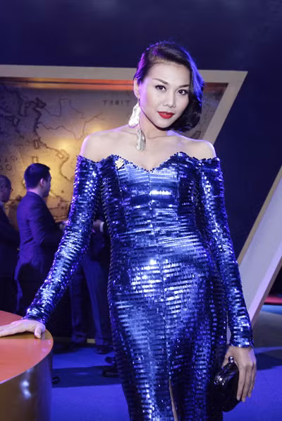 Người đẹp diện bộ đầm saquin màu xanh dương nổi bật.