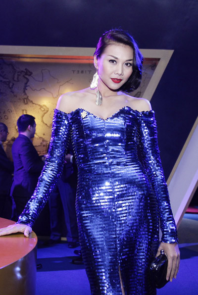 Người đẹp diện bộ đầm saquin màu xanh dương nổi bật. Người đẹp diện bộ đầm saquin màu xanh dương nổi bật.