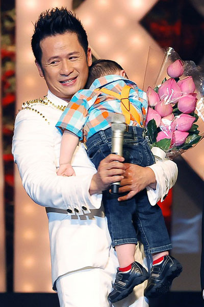 Nụ cười hạnh phúc của Bằng Kiều khi có cả gia đình nhỏ bên cạnh trong ngày đặc biệt của sự nghiệp ca hát của anh.