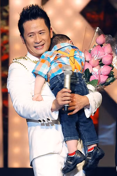 Nụ cười hạnh phúc của Bằng Kiều khi có cả gia đình nhỏ bên cạnh trong ngày đặc biệt của sự nghiệp ca hát của anh.