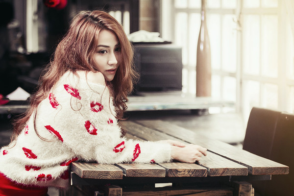 Trở lại sau khoảng thời gian biến cố, Ngân Khánh đã lấy lại năng lượng để tham gia rất nhiều dự án phim ảnh. Cô đã hoàn thành xong phim Tết "Nhà có 5 nàng tiên" và chờ đợi bộ phim truyền hình"Quyến rũ" mà cô đảm nhận vai nữ chính sẽ phát sóng trên HTV. Nữ diễn viên tiết lộ, khán giả sẽ thấy một hình ảnh mới lạ khi cô ăn mặc, trang điểm xấu xí để hóa thân vào vai người giúp việc làm đảo lộn cuộc sống một gia đình. Trở lại sau khoảng thời gian biến cố, Ngân Khánh đã lấy lại năng lượng để tham gia rất nhiều dự án phim ảnh. Cô đã hoàn thành xong phim Tết "Nhà có 5 nàng tiên" và chờ đợi bộ phim truyền hình"Quyến rũ" mà cô đảm nhận vai nữ chính sẽ phát sóng trên HTV. Nữ diễn viên tiết lộ, khán giả sẽ thấy một hình ảnh mới lạ khi cô ăn mặc, trang điểm xấu xí để hóa thân vào vai người giúp việc làm đảo lộn cuộc sống một gia đình.