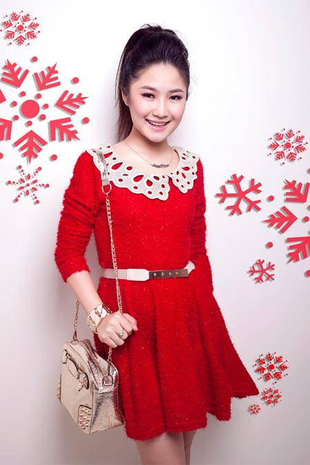 Hương Tràm biết tiết chế phụ kiện, cô không sử dụng khuyên tai để tránh rối mắt cho trang phục.