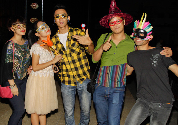 Họ đã có một đêm vui chơi thật thoải mái và thư giãn. Họ đã có một đêm vui chơi thật thoải mái và thư giãn.