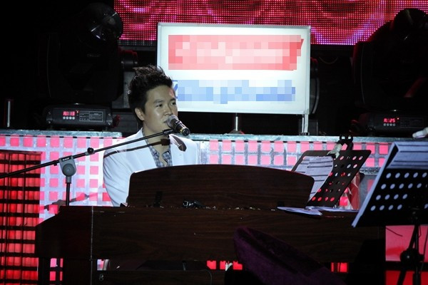 Không dàn dựng hay chiêu trò, Lê Hiếu truyền cảm xúc cho người nghe thông qua giọng hát đầy trữ tình của mình với các ca khúc quen thuộc như: Và tôi cũng yêu em, Tim anh trôi về em, Cơn đau cuối cùng, Xin còn gọi tên nhau, Ngày mai anh đi, Biển cạn... Không dàn dựng hay chiêu trò, Lê Hiếu truyền cảm xúc cho người nghe thông qua giọng hát đầy trữ tình của mình với các ca khúc quen thuộc như: Và tôi cũng yêu em, Tim anh trôi về em, Cơn đau cuối cùng, Xin còn gọi tên nhau, Ngày mai anh đi, Biển cạn...