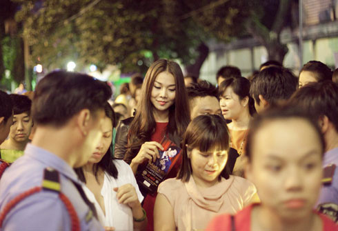 Cô kiên nhẫn đứng xếp hàng để chờ đến lượt vào khán phòng. Cô kiên nhẫn đứng xếp hàng để chờ đến lượt vào khán phòng.