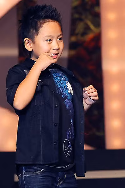 Colin Bằng Anh là cậu con trai giữa. Bằng Anh năm nay 6 tuổi. Cậu học giỏi và thông minh. Trước đây Bằng Kiều chia sẻ với báo chí, từ lúc 3 tuổi, Bằng Anh đã biết đọc sách lớp 1.