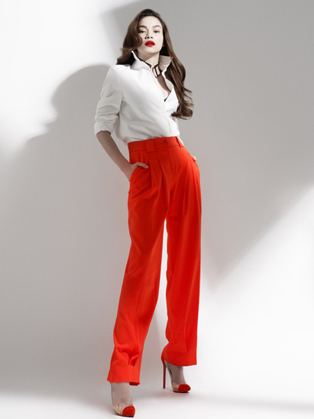 Mới đây, Hồ Ngọc Hà được tạp chí F mời thực hiện bộ ảnh thời trang với nhiều phong cách khác nhau, khi thì năng động...