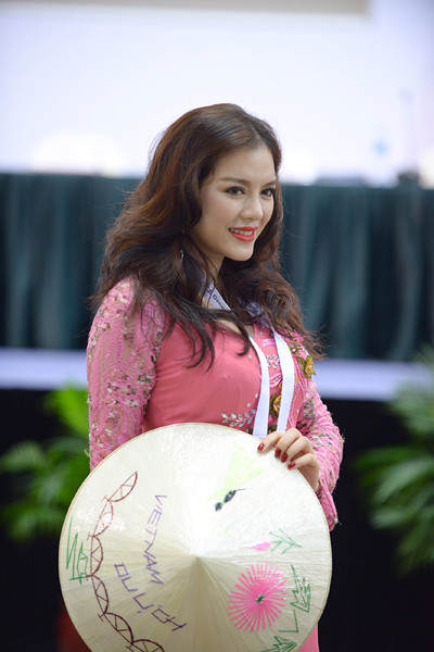 Cô còn mang theo cả chiếc nón lá tới sự kiện này, nhằm tạo ấn tượng về nhan sắc Việt. Cô còn mang theo cả chiếc nón lá tới sự kiện này, nhằm tạo ấn tượng về nhan sắc Việt.