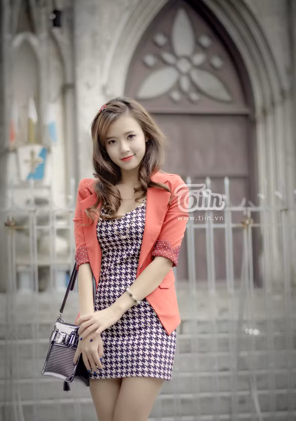 Với dáng vẻ cổ kính cùng nét kiến trúc đặc sắc, cộng thêm vào đó là khung cảnh cuối thu yên bình và đầy lãng mạn, Nhà thờ lớn Hà Nội trở thành địa điểm yêu thích được nhiều bạn trẻ chọn làm nơi chụp hình. Midu cũng vậy, cô diễn viên với vẻ đẹp trong sáng này dường như rất hợp với khung cảnh nơi đây.