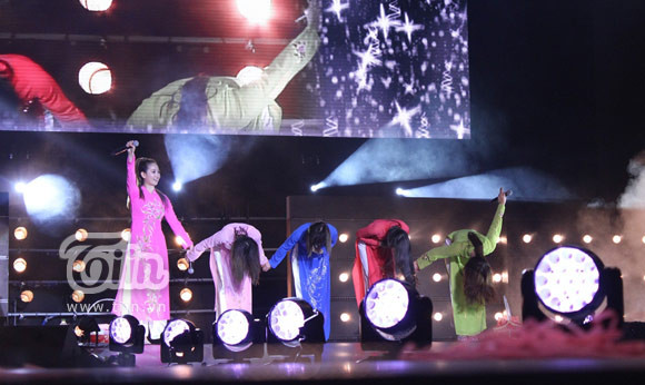 Wonder Girls lưu luyến chào khán giả Việt sau khi hoàn thành phần biểu diễn của mình. Wonder Girls lưu luyến chào khán giả Việt sau khi hoàn thành phần biểu diễn của mình.