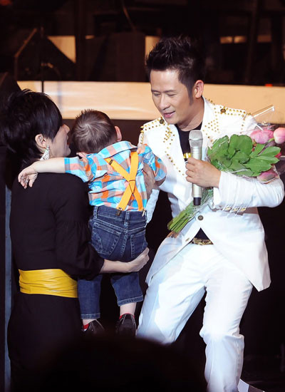 Live concert đầu tiên của Bằng Kiều diễn ra tối 26/10 tại TP HCM. Trong đêm nhạc, anh chia sẻ, có 3 nhạc phẩm mà anh yêu và thích nhất trong suốt cuộc đời ca hát của mình. Khi khán giả còn chưa kịp nghĩ ra các nhạc phẩm đó là gì thì Bằng Kiều mời vợ và 3 cậu con trai xuất hiện. Màn giới thiệu gia đình hóm hình của anh nhận được tràng pháo tay cổ vũ từ khán giả.