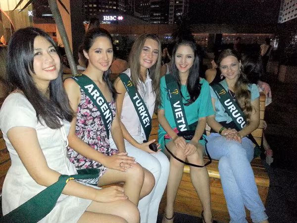 Từ Philippines, Hoàng Anh cho biết, cô bay đến Manila từ ngày 4/11. Người đẹp được ban tổ chức Hoa hậu Trái đất 2012 sắp xếp ở tại một khu resort 5 sao sang trọng. Sau một ngày nghỉ để lấy sức, hôm qua (5/11), cô đã bắt đầu ngày mới bằng hoạt động đầu tiên tại cuộc thi là tham gia ghi hình trực tiếp cho đài truyền hình cùng đại diện của một số nước khác.