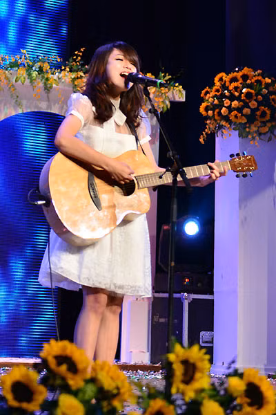 Thái Trinh vừa đàn vừa hát. Rời cuộc thi The Voice, thí sinh đội Hà Hồ vẫn tràn đầy cảm hứng sáng tác và đắt sô diễn.