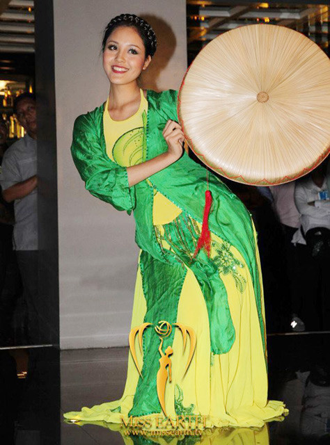 Tại phần thi tài năng, Hoàng Anh dự thi với tiết mục múa tứ thân. Đây được coi là thế mạnh của người đẹp bởi Hoàng Anh vốn được học múa rất bài bản. Tuy nhiên, đại diện của Việt Nam cũng không được đánh giá cao trong phần thi phụ này.