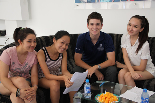 Gala tiếp theo với chủ đề 'We are the world' sẽ phát trực tiếp lúc 20h thứ sáu 2/11. Các thí sinh được quyền hát bất kỳ ca khúc thuộc ngôn ngữ nào, không nhất thiết phải là tiếng Anh. Gala tiếp theo với chủ đề 'We are the world' sẽ phát trực tiếp lúc 20h thứ sáu 2/11. Các thí sinh được quyền hát bất kỳ ca khúc thuộc ngôn ngữ nào, không nhất thiết phải là tiếng Anh.