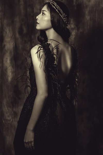 Quyển sách bao gồm những bộ hình thời trang độc đáo, ấn tượng chưa từng được công bố của nhà thiết kế. Những người bạn thân thiết và gắn bó với thời trang Đỗ Mạnh Cường như Ngô Thanh Vân sẽ xuất hiện lạ lẫm trong sách. Quyển sách bao gồm những bộ hình thời trang độc đáo, ấn tượng chưa từng được công bố của nhà thiết kế. Những người bạn thân thiết và gắn bó với thời trang Đỗ Mạnh Cường như Ngô Thanh Vân sẽ xuất hiện lạ lẫm trong sách.