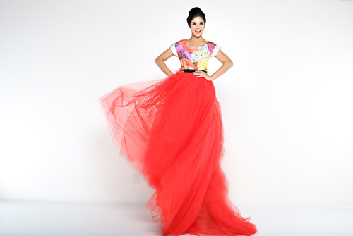 Nếu như trong lĩnh vực thời trang, Ngọc Hân được ghi nhận như một nhà thiết kế trẻ nhiều tiềm năng với những mẫu trang phục ứng dụng dành cho các bạn gái thì trên sàn catwalk, hành động rải gạo của cô vô tình nhận lấy nhiều phản ứng không tốt từ phía khán giả Nếu như trong lĩnh vực thời trang, Ngọc Hân được ghi nhận như một nhà thiết kế trẻ nhiều tiềm năng với những mẫu trang phục ứng dụng dành cho các bạn gái thì trên sàn catwalk, hành động rải gạo của cô vô tình nhận lấy nhiều phản ứng không tốt từ phía khán giả