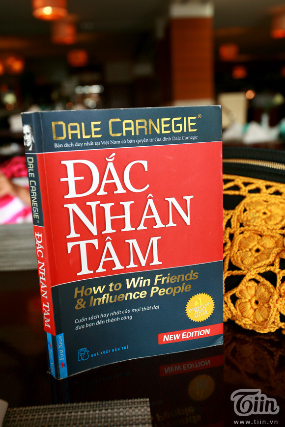 Trong túi của Võ Hoàng Yến còn có một quyển sách "Đắc nhân tâm". Cô nàng tâm sự, mình thường dành nhiều thời gian để đọc sách. Trong túi của Võ Hoàng Yến còn có một quyển sách "Đắc nhân tâm". Cô nàng tâm sự, mình thường dành nhiều thời gian để đọc sách.