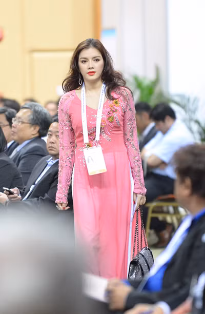 Là một thành viên của đoàn Việt Nam tham gia sự kiện bỏ phiếu chọn quốc gia đăng cai ASIAD 2012 tại Macau vào hôm qua (8/11), Lý Nhã Kỳ nhanh chóng thu hút được sự chú ý của quan khách khi xuất hiện với tà áo dài truyền thống. Là một thành viên của đoàn Việt Nam tham gia sự kiện bỏ phiếu chọn quốc gia đăng cai ASIAD 2012 tại Macau vào hôm qua (8/11), Lý Nhã Kỳ nhanh chóng thu hút được sự chú ý của quan khách khi xuất hiện với tà áo dài truyền thống.