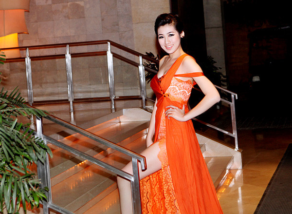 Thời gian gần đây, Dương Tú Anh liên tục đắt show event. Tối qua, cô có dịp khoe nhan sắc tươi trẻ của lứa tuổi 19 khi chọn bộ đầm của nhà thiết kế Hoàng Hải. Chiếc váy màu cam với đường xẻ táo bạo giúp cô để lộ đôi chân dài thon thả. Phần ngực của bộ trang phục được cắt cúp tinh tế, tôn lên vòng 1 đầy đặn của Á hậu. Thời gian gần đây, Dương Tú Anh liên tục đắt show event. Tối qua, cô có dịp khoe nhan sắc tươi trẻ của lứa tuổi 19 khi chọn bộ đầm của nhà thiết kế Hoàng Hải. Chiếc váy màu cam với đường xẻ táo bạo giúp cô để lộ đôi chân dài thon thả. Phần ngực của bộ trang phục được cắt cúp tinh tế, tôn lên vòng 1 đầy đặn của Á hậu.