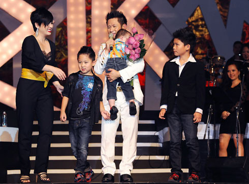 Anh không chỉ cám ơn khán giả đã dành tình cảm ủng hộ mình suốt nhiều năm qua mà còn cảm ơn vợ vì đã luôn sát cánh, đồng hành cùng anh trên mọi nẻo đường trong cuộc sống.