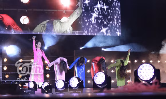 Wonder Girls lưu luyến chào khán giả Việt sau khi hoàn thành phần biểu diễn của mình.