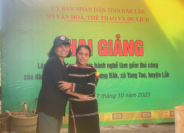 Thạc sĩ Đỗ Thị Sâm (bên trái) cho rằng, nghiên cứu chuyên sâu ngành Dân tộc học đã bổ trợ rất tốt cho công việc chuyên môn. Ảnh: NVCC. cf4b596f-7caf-47a9-aea6-c54280da3af8.jpg