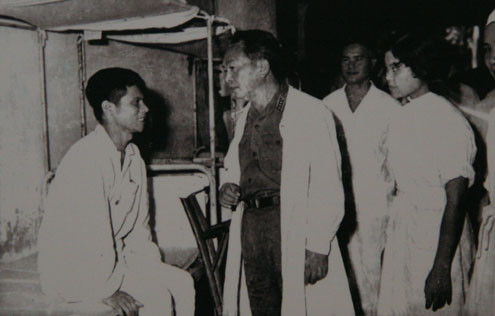 Cuộc đời đại tướng Võ Nguyên Giáp qua ảnh ảnh 23 Đại tướng thăm thương, bệnh binh ở Quân y Viện 108 nhân ngày Thương binh Liệt sĩ 27/7/1969.