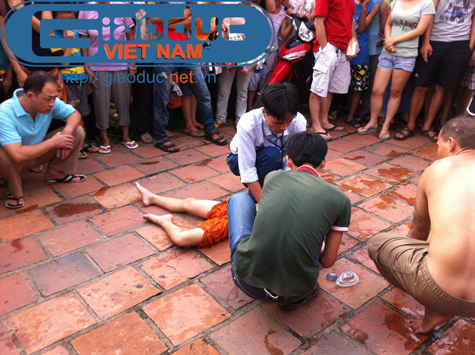 Nạn nhân được đưa lên bờ Nạn nhân được đưa lên bờ