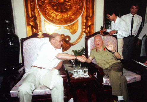 Cuộc đời đại tướng Võ Nguyên Giáp qua ảnh ảnh 13 Đại tướng tiếp Cựu Bộ trưởng Quốc phòng Mỹ Robert McNamara năm 1995.