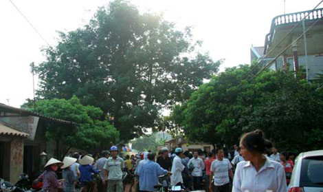 Cơ quan chức năng đang khám xét nhà tên Luyện. (Ảnh ANTĐ) Cơ quan chức năng đang khám xét nhà tên Luyện. (Ảnh ANTĐ)