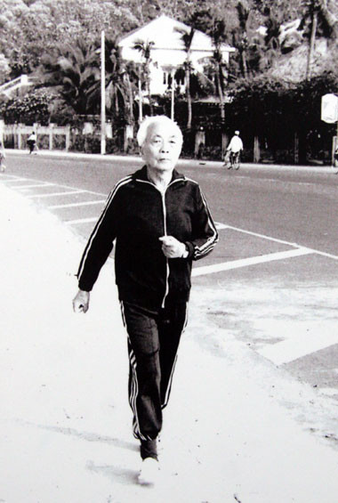 Cuộc đời đại tướng Võ Nguyên Giáp qua ảnh ảnh 3 Bên cạnh thiền, đi bộ là môn thể dục thể dục ưa thích của Đại tướng.