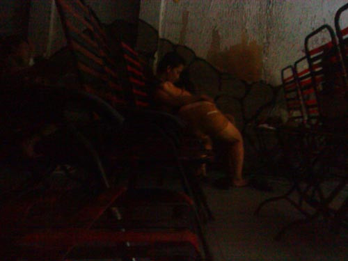 Tiếp viên quán cà phê Thủy Tú trên đường Minh Phụng (quận 11 - TPHCM) đang phục vụ khách