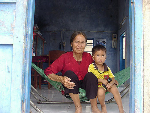 Bà Quân và cháu nội chờ ngày về của anh Nguyễn Văn Thành Bà Quân và cháu nội chờ ngày về của anh Nguyễn Văn Thành