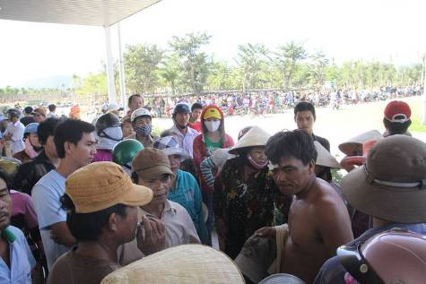 Hàng nghìn người dân quây trụ sở công ty CP Tập đoàn Trung Nam Hàng nghìn người dân quây trụ sở công ty CP Tập đoàn Trung Nam