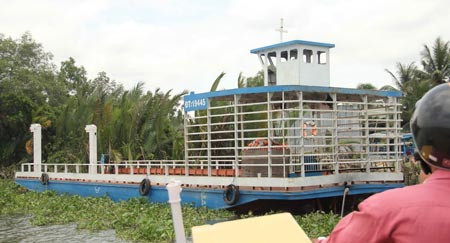 Chiếc phà sắt được nhóm khách thuê để đi nhậu trên sông Vàm Cỏ Đông đang neo đậu tại bến sáng 30.8.