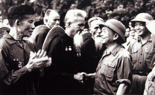 Đại tướng Võ Nguyên Giáp thăm đơn vị lão dân quân Hoằng Hóa (Thanh Hóa) - đơn vị bắn rơi máy bay Mỹ bằng súng trường, tại lễ duyệt binh nhân ngày Quốc khánh 2/9/1973. Đại tướng thăm đơn vị lão dân quân Hoằng Hóa (Thanh Hóa) - đơn vị bắn rơi máy bay Mỹ bằng súng trường, tại lễ duyệt binh nhân ngày Quốc khánh 2/9/1973.