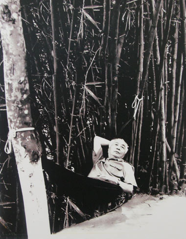 Cuộc đời đại tướng Võ Nguyên Giáp qua ảnh ảnh 16 Đại tướng nghỉ trưa trong lần thăm di tích Địa đạo Củ Chi (TP HCM).