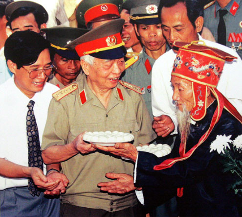 Cuộc đời đại tướng Võ Nguyên Giáp qua ảnh ảnh 18 Khi Đại tướng thăm đền Hai Bà Trưng (Phúc Thọ, Hà Tây cũ), một lão nông tặng ông đĩa bánh trôi tượng trưng cho lòng kính trọng của dân làng.