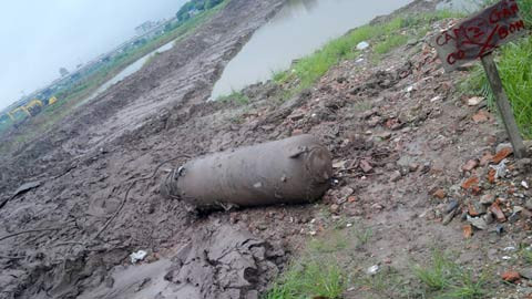 Quả bom được phát hiện trang lòng hồ Linh Đàm Quả bom được phát hiện trang lòng hồ Linh Đàm