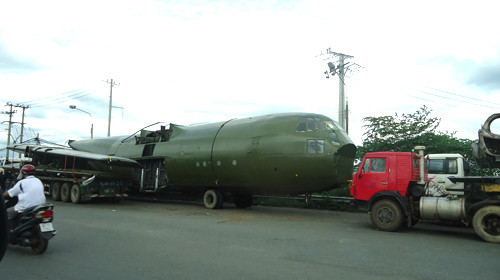 Chiếc máy bay đang bị tạm giữ tại trạm cân Dầu Giây - Ảnh: Hà Mi