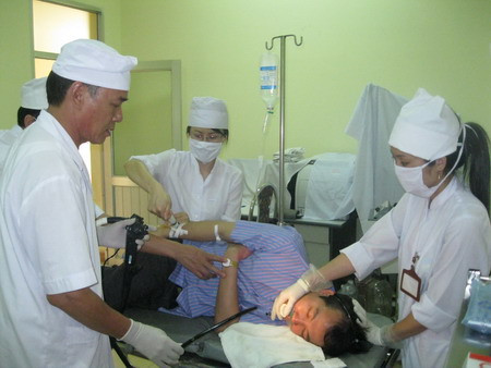 Khoảng 200 bác sỹ và bệnh nhân tại bệnh viện Móng Cái đang rất hoang mang lo sợ. Khoảng 200 bác sỹ và bệnh nhân tại bệnh viện Móng Cái đang rất hoang mang lo sợ.