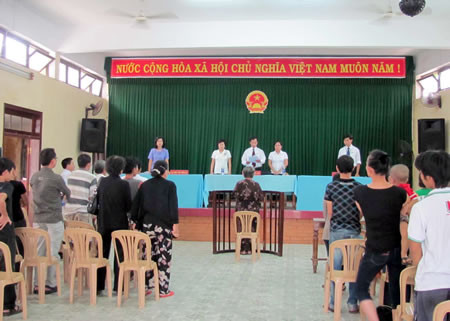 Mai Thị Nga nghe tòa tuyên án. Mai Thị Nga nghe tòa tuyên án.