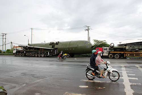 Máy bay C130 đang nằm chờ giấy phép vận chuyển - ảnh: Kim Cương