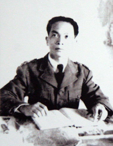 Cuộc đời đại tướng Võ Nguyên Giáp qua ảnh ảnh 48 Năm 37 tuổi (1948), Võ Nguyên Giáp được phong quân hàm Đại tướng và ông trở thành Đại tướng đầu tiên của Quân đội Nhân dân Việt Nam.